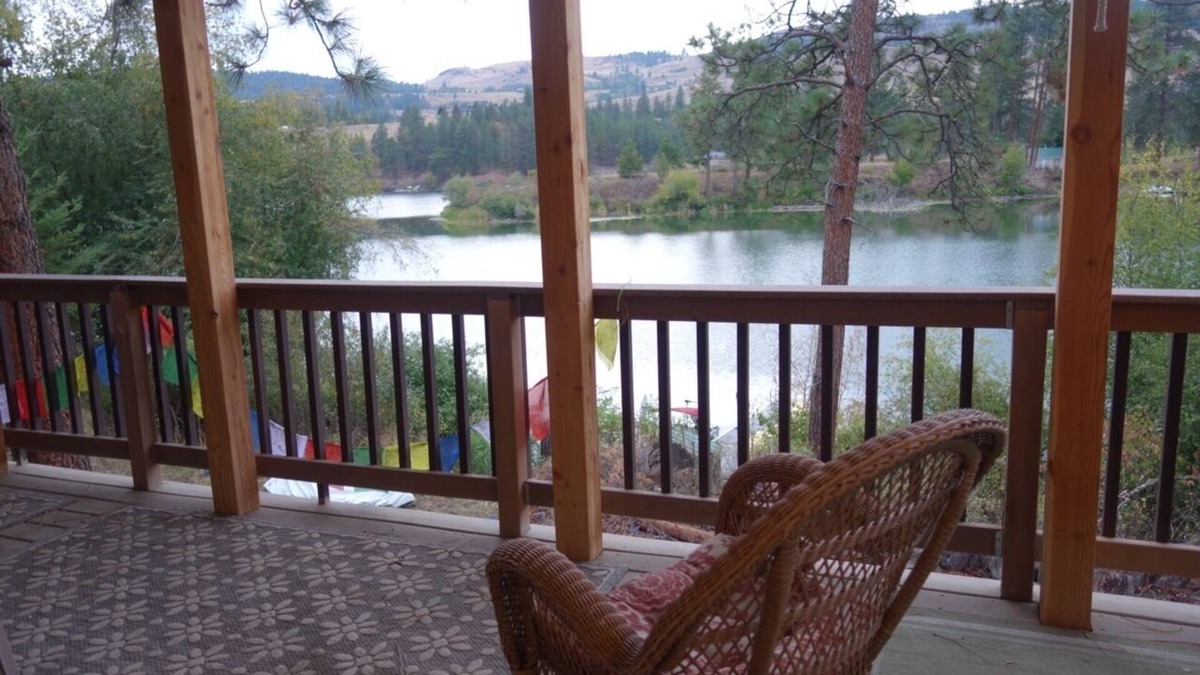Republic Cabin | Charming Waterfront Pine Cabin on Curlew Lake