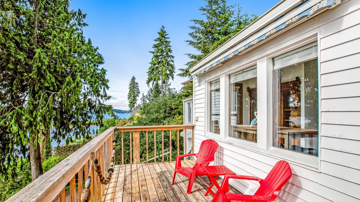 Burley House | Charming waterfront escape with fast WiFi, furnished deck, & a full kitchen
