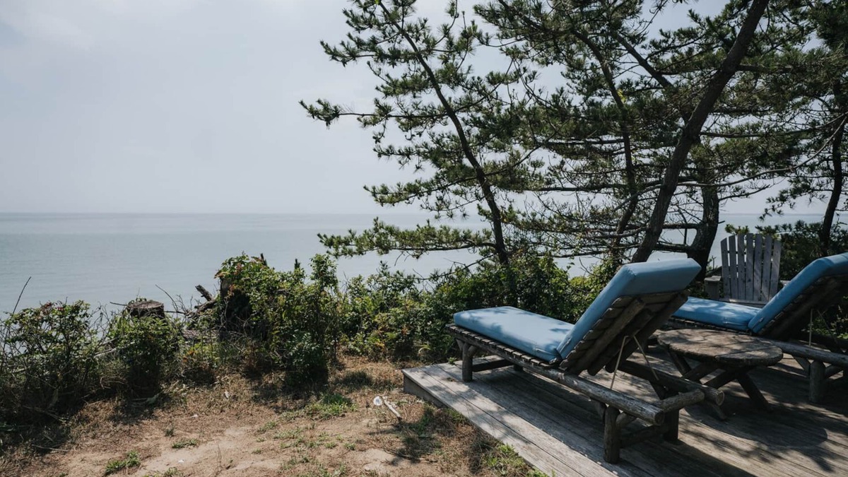 North Truro Cottage | Charming Waterfront Artist Cottage