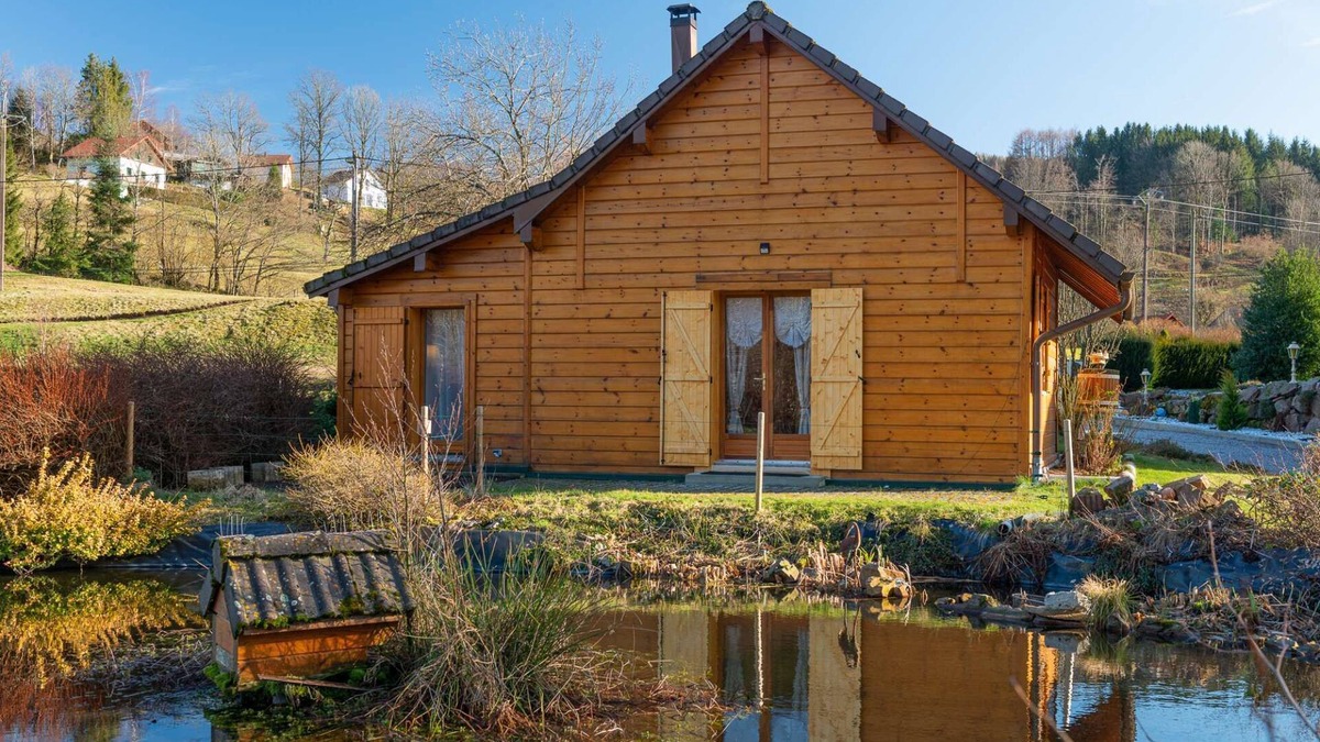 Le Menil Ski Chalet | Charming waterside chalet La Zaubette