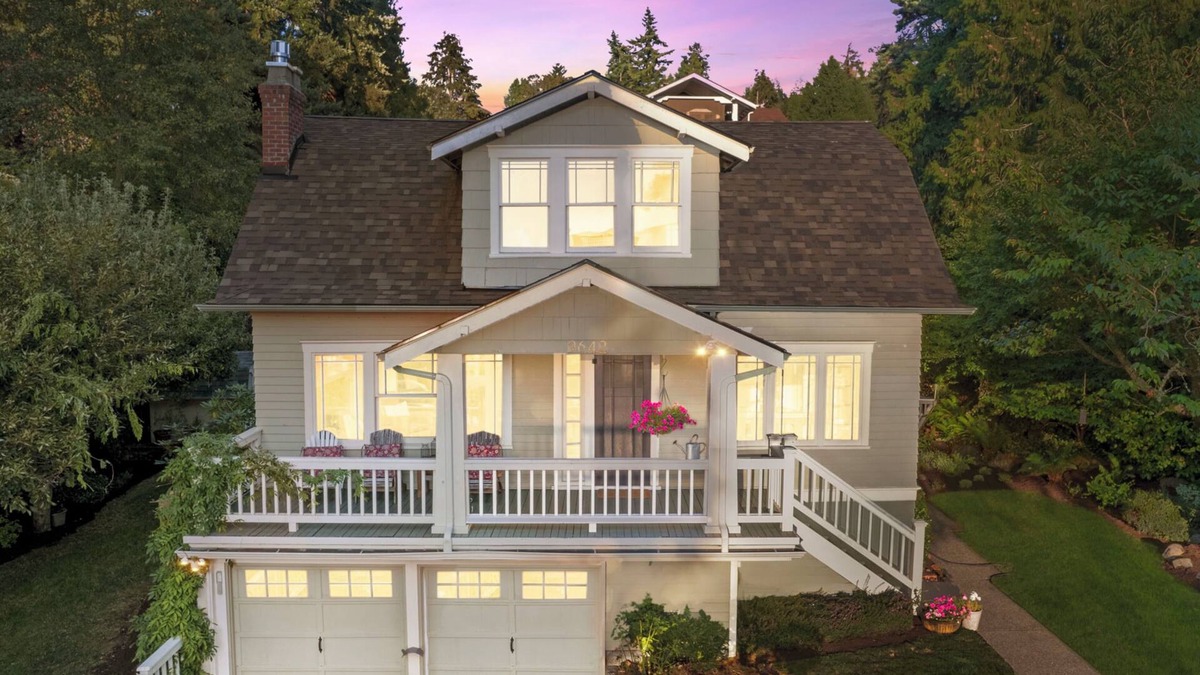Endolyne House | Charming Waterview Bungalow 4-br