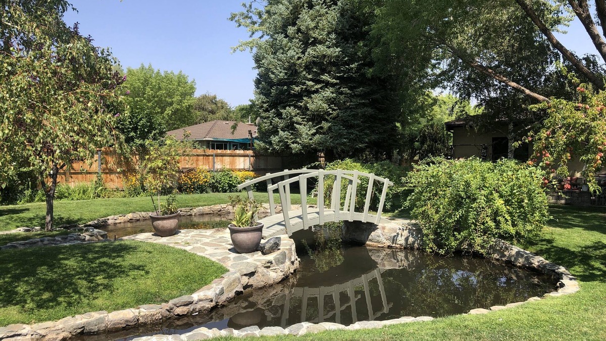 West Bishop House | Charming west Bishop studio guest house in garden setting.