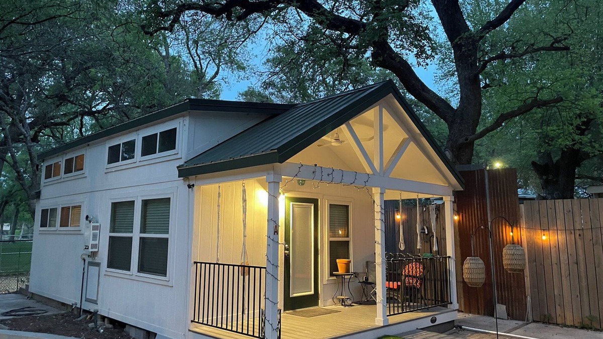 San Marcos Cottage | Charming White 1-bedroom cottage with loft Dog friendly w room service!