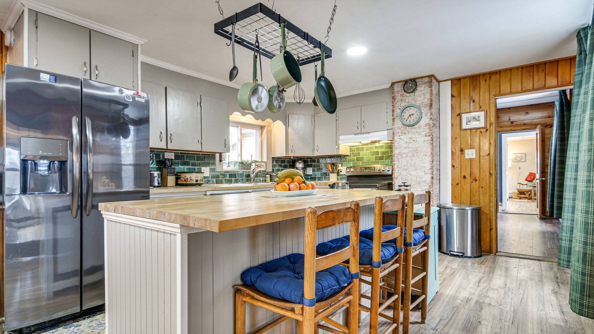 Dryden House | Charming Wilton Vacation Rental w/Fire Pit