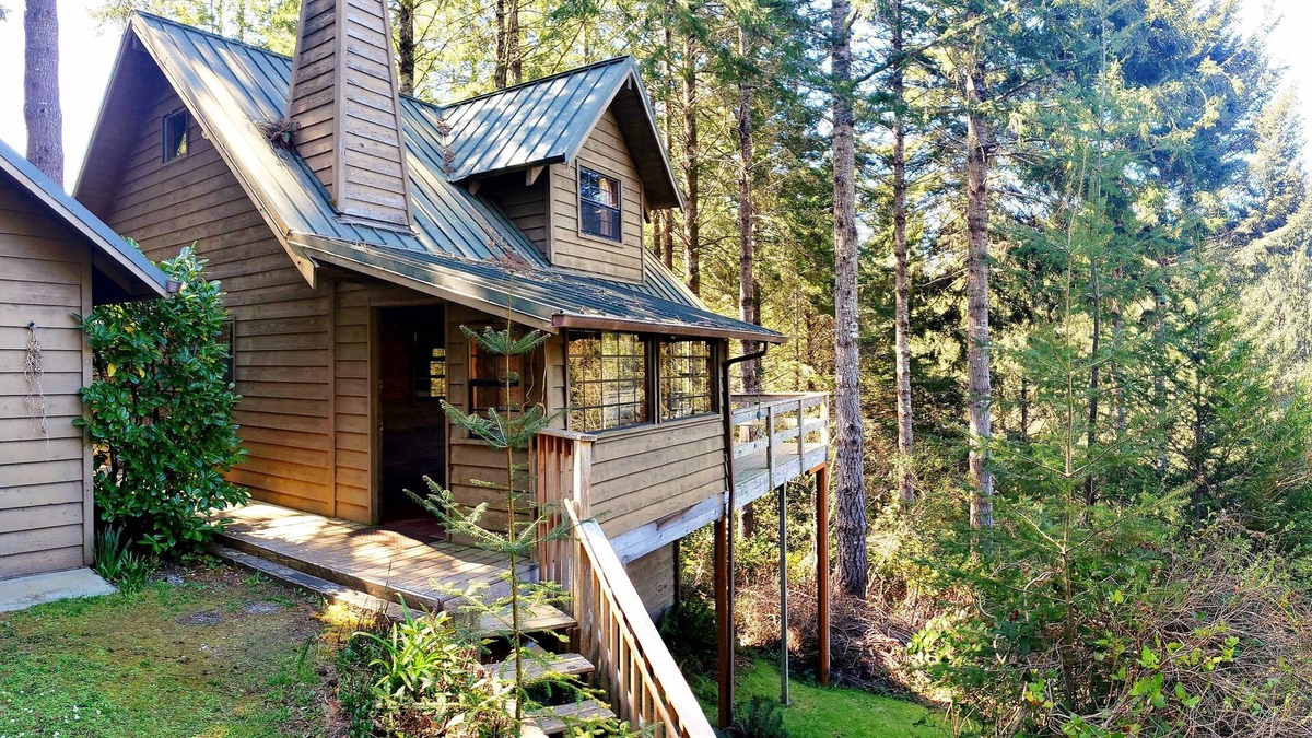 Brookings Cabin | Charming Woodland Cabin in a Coastal Forest Above the Fog