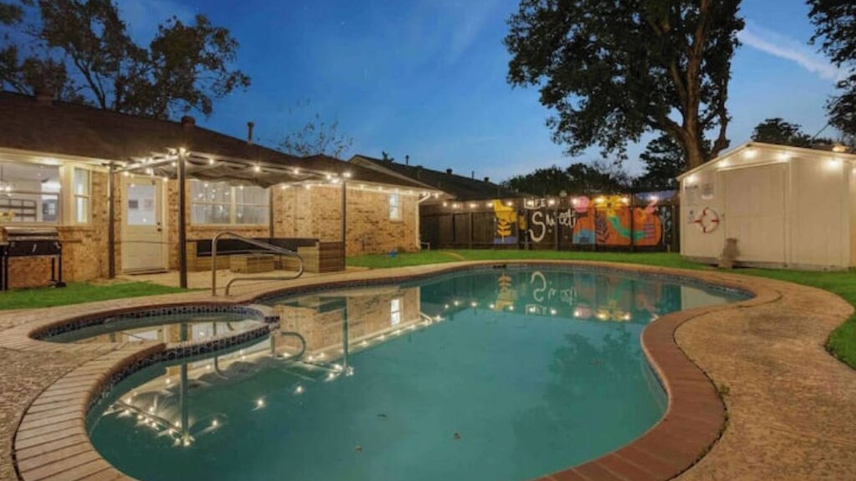 Garden Oaks House | Charming Zenith home-4BRs- amazing pool- mini golf - Houston I-610&US290n