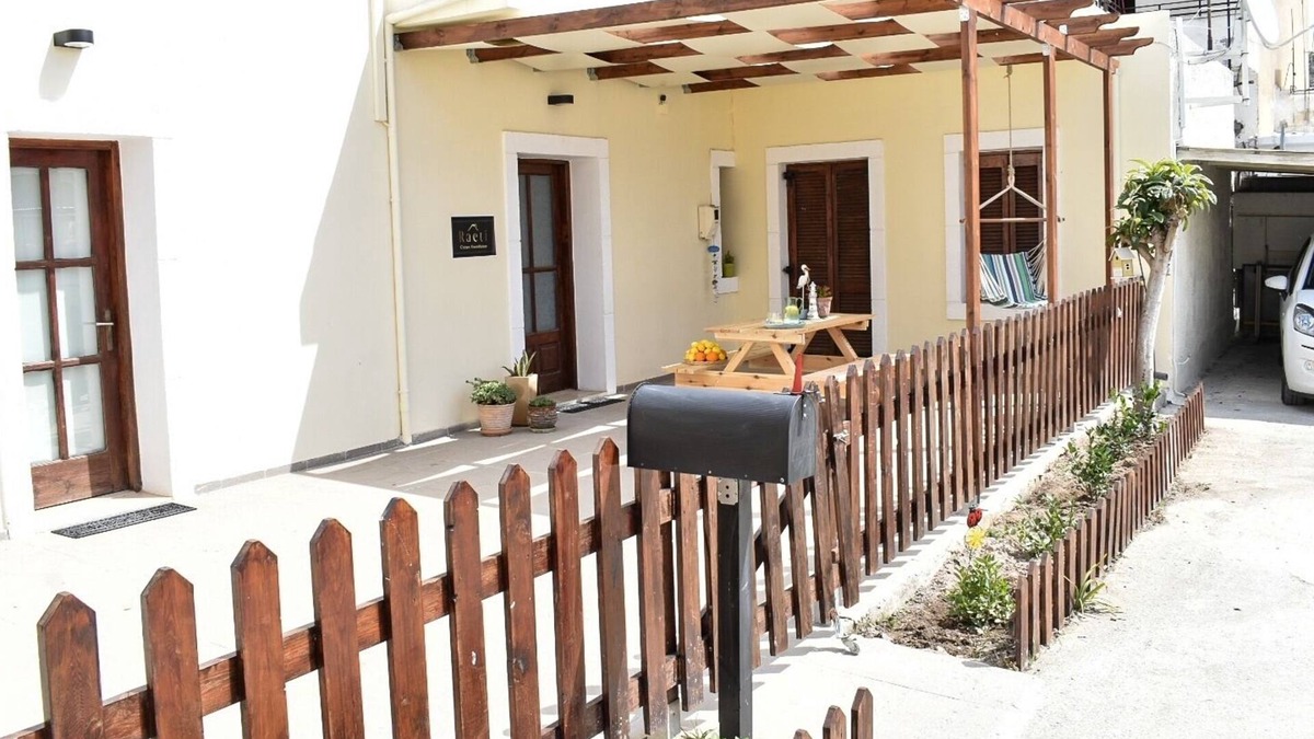 Mires House | Charmy House in Mires, Family property. Parking, Terrace, Fireplace