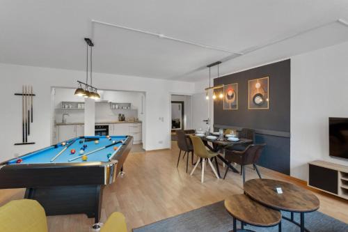 Hamelin Apartment | Charysma - Billard-Loft, Fußgängerzone, Schlafzimmer mit Smart-TV, Parkplatz