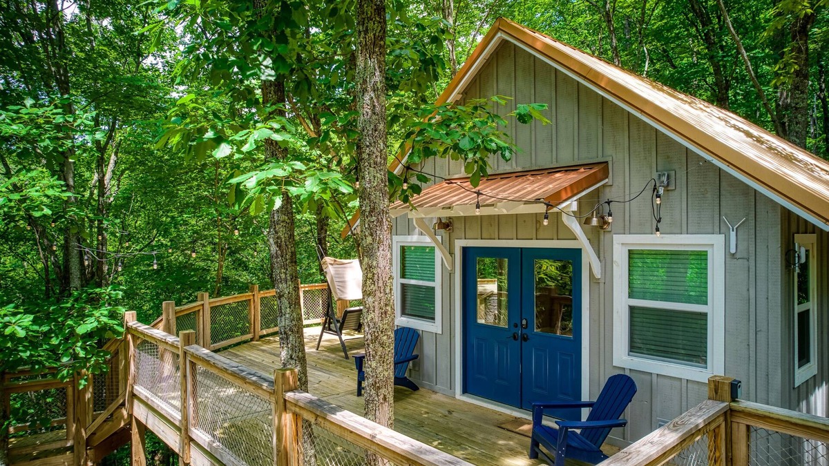 Gatlinburg - Pigeon Forge Cabin | Chasing Fireflies Treehouse - Treehouse sits adjacent to the Great Smoky Mountain National Park