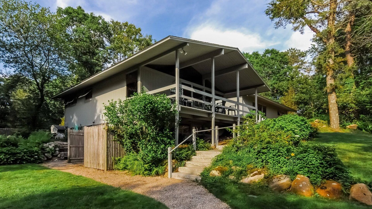 South Kingstown House | "Chat's on the Rocks".Secluded Family Friendly Comfort