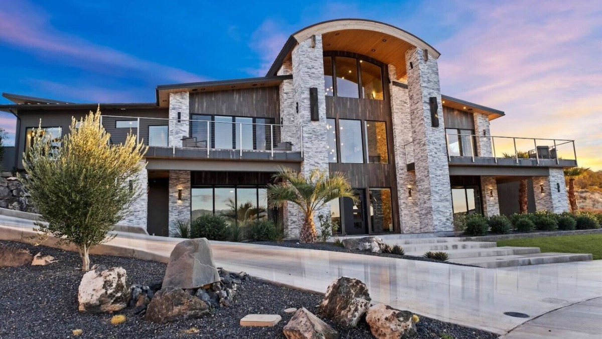 Hurricane Apartment | Chateau 58 ~ Ultra Luxury Mansion ~ Pool ~ Events!