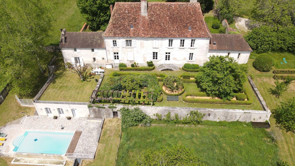 Perigueux House | Château Barbadeau – Exceptional Stay with Private Pool in the Heart of Périgord