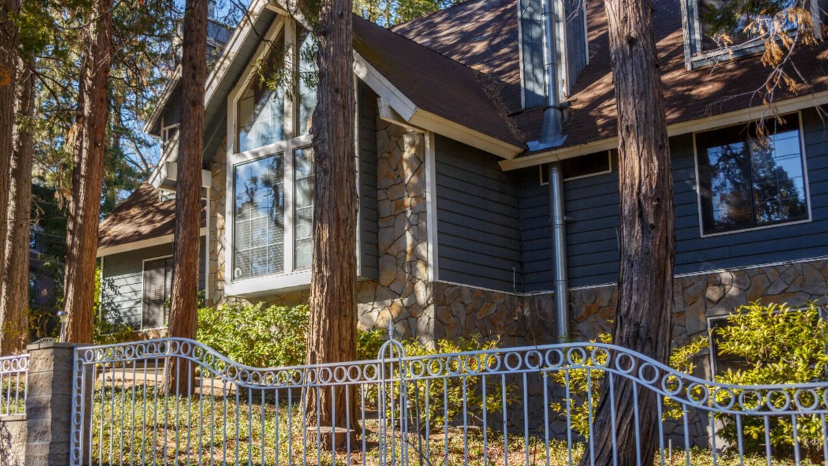 Lake Arrowhead House | Chateau Bernina. Prime Location! Large indoor Jacuzzi and Dry Sauna. Large Patio