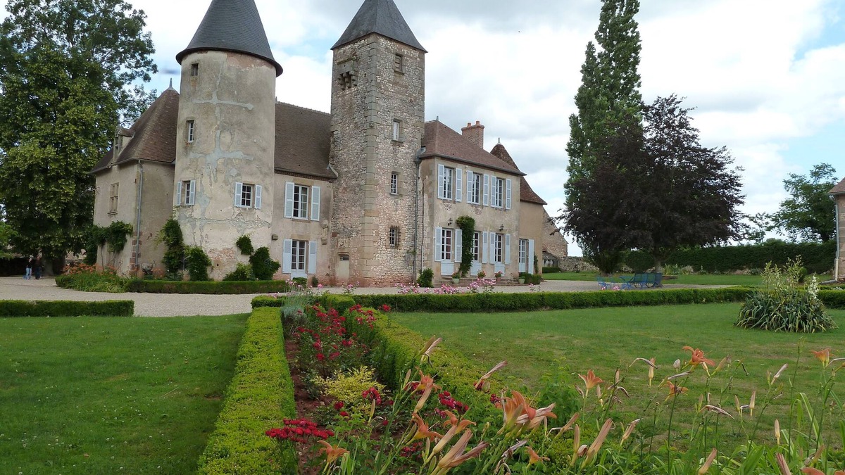 Saint-Menoux Bed & Breakfast | Chateau De Clusors