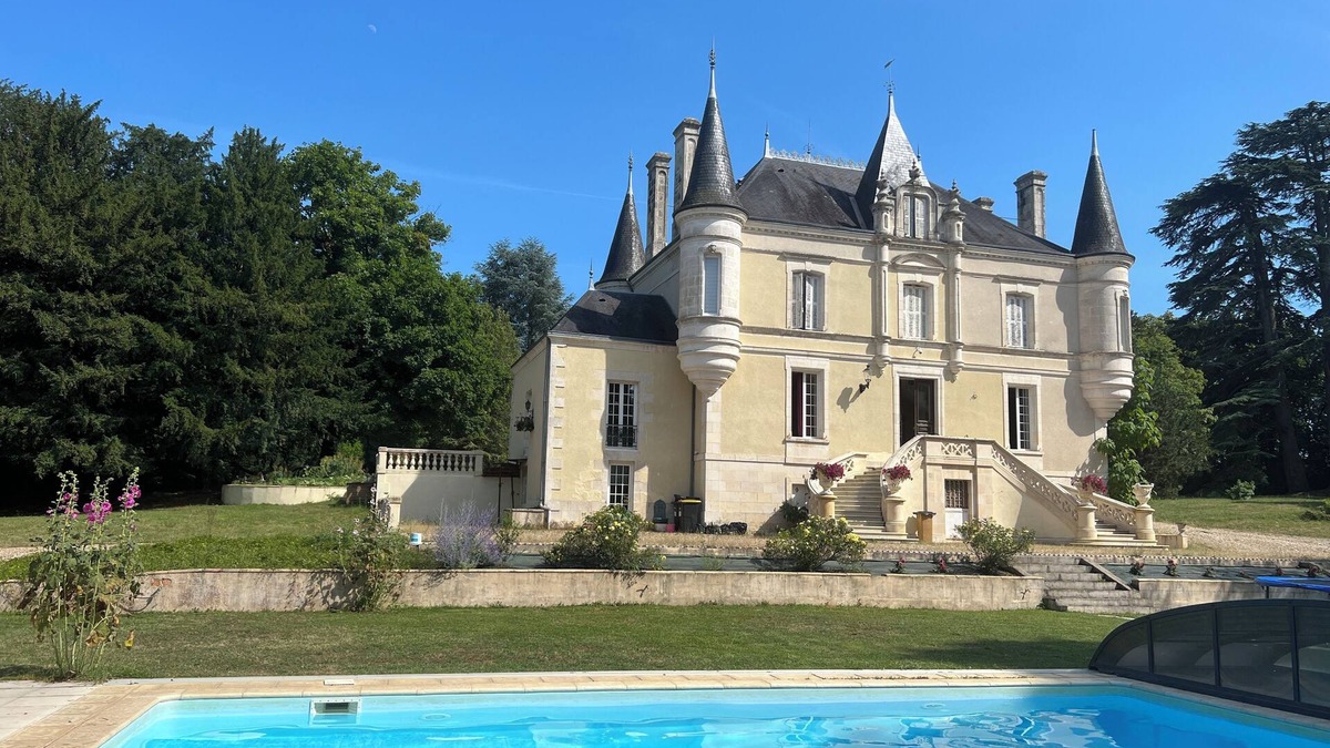 Salles-en-Toulon Other | Chateau de la Brillere