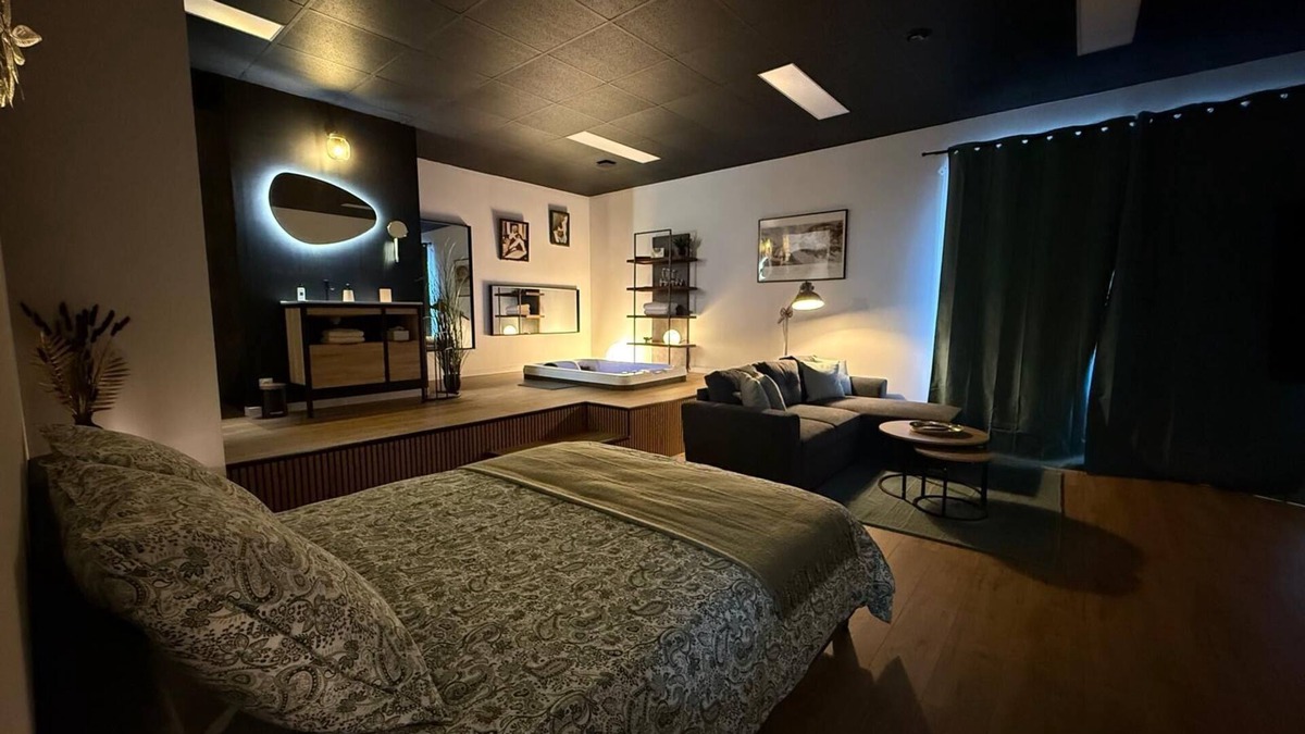 Teloche Bed & Breakfast | Château de Posset: the De Breslay loft, close to the 24 Hours of Le Mans circuit