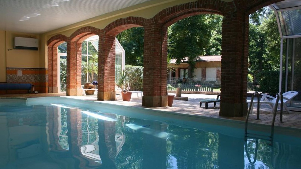 Les Pradeaux Hotel | Chateau La Grange fort