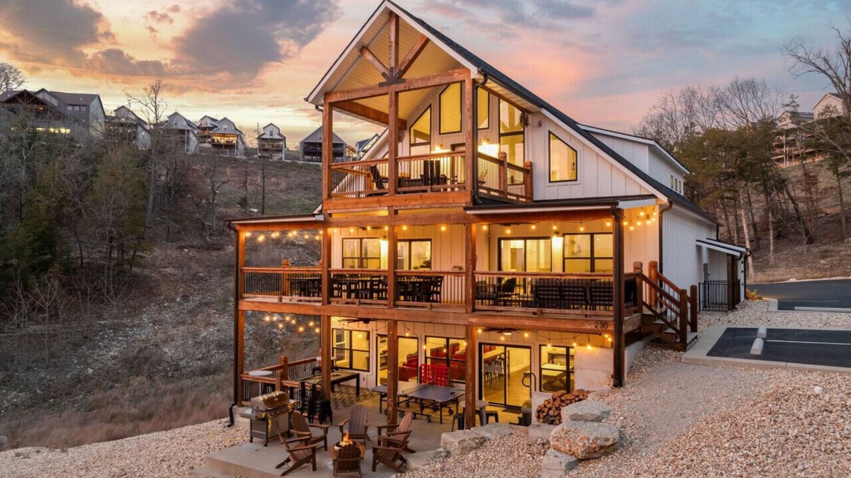 Table Rock House | Chateau North: Hot Tub|Lakeview|Private Driveway|Outdoor Ping Pong & Pool Table