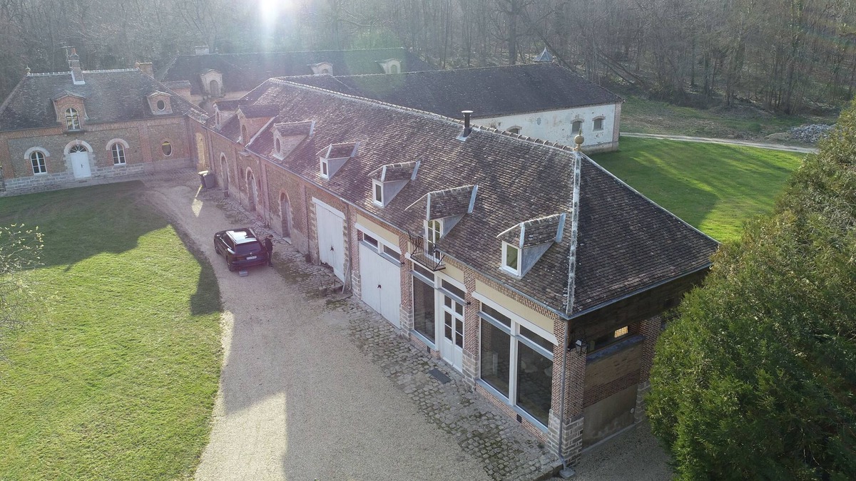 Thoury-Ferottes House | Chateau outbuildings next to a golf course in the Gâtinais en Brie region