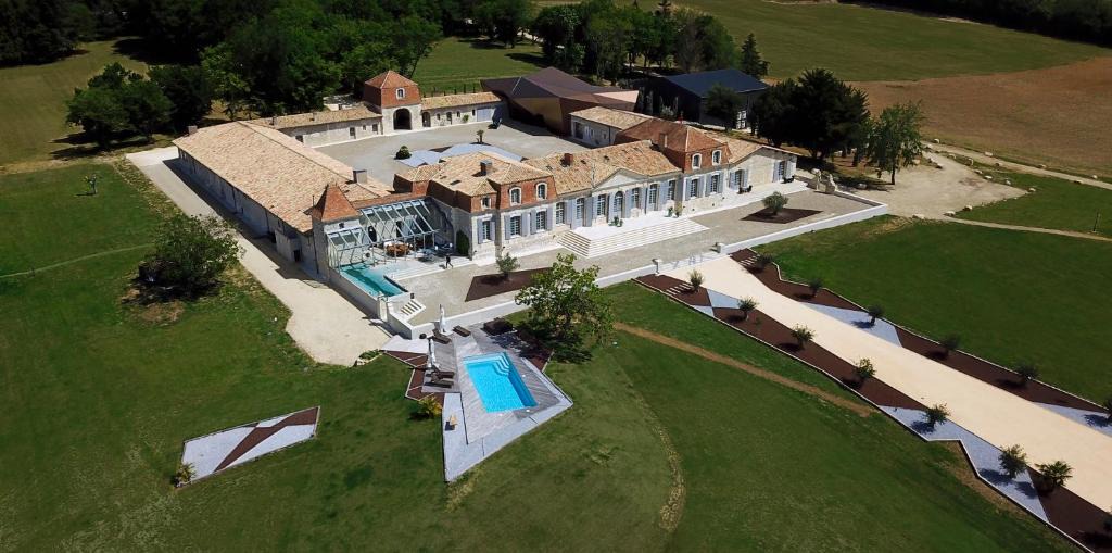 Saint-Martin-du-Bois Bed & Breakfast | Chateau Prieure Marquet