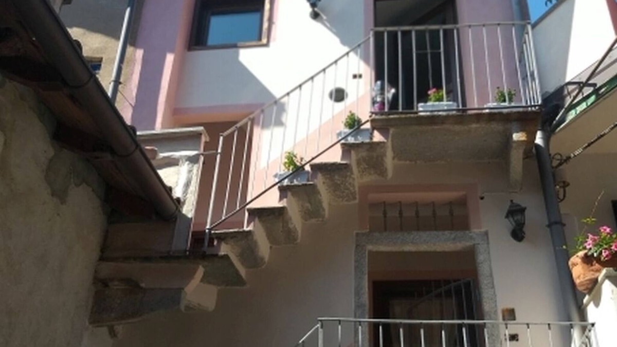 Comero House | CHATEAU ROSE' FAR 2 KMS FROM LAKE MAGGIORE OF INTRA