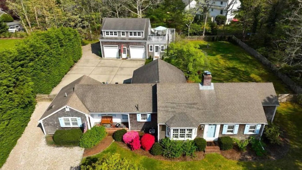 Chatham House | Chatham Compound + Carriage House - Huge yard, Game Room, Kayaks, Sleeps 10
