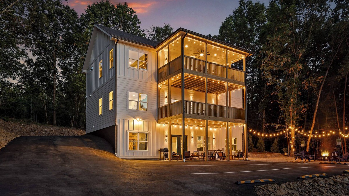 Rossville House | Chatt Vistas-6bdr 6ba-3 Story-Theater-HotTub-Sleeps 15+
