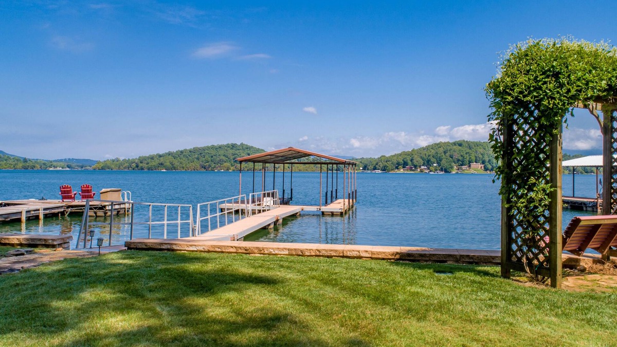 Hiawassee House | Chatuge Lakefront Home, Premium Lot with Amazing Lake & Mtn Views 5 min to Town