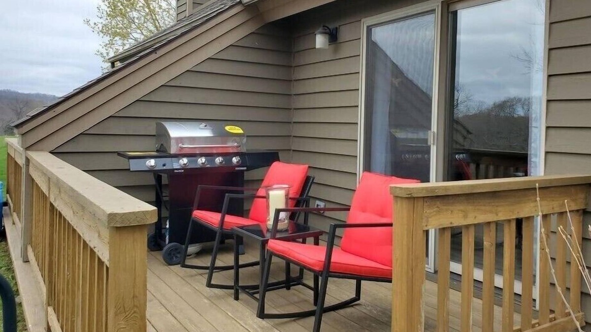 The Galena Territory Condo | Check the Fall Colors @ Green View Getaway - Dog Friendly & Steps to Golf!