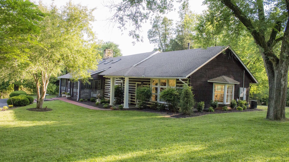 Ashland City Cabin | Cheekwood Historic Birdsong Lodge: A Charming Escape Near Downtown Nashville, TN