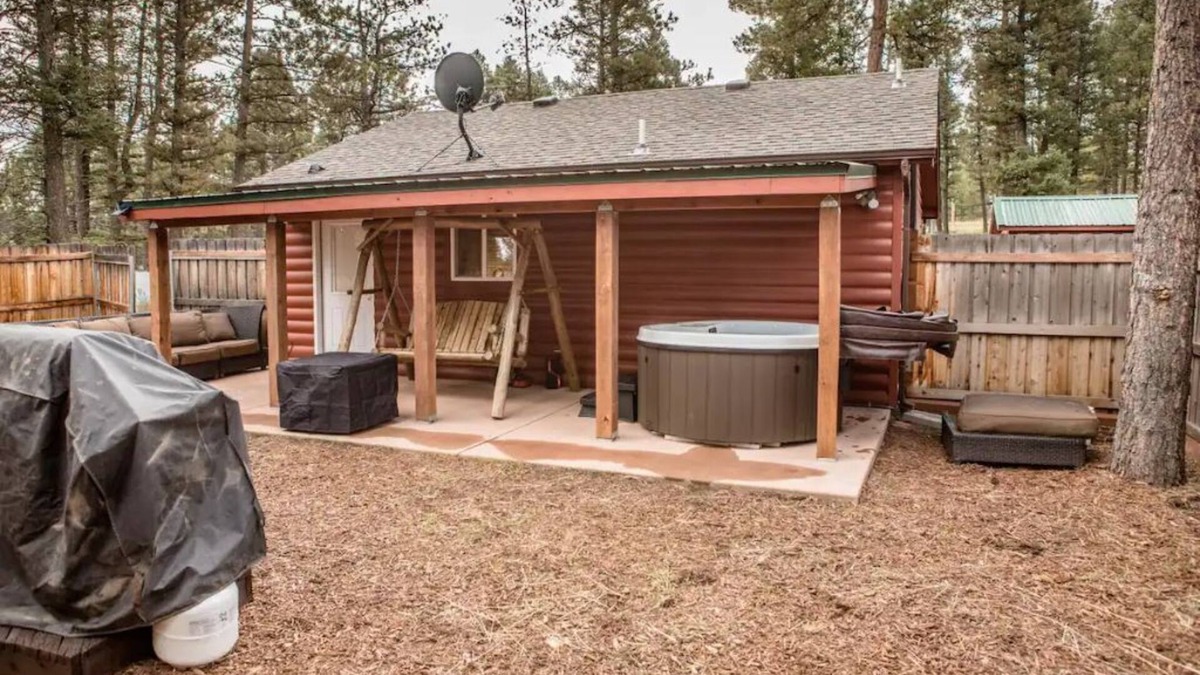Florissant Cabin | Cheerful 1-bedroom cabin with hot tub