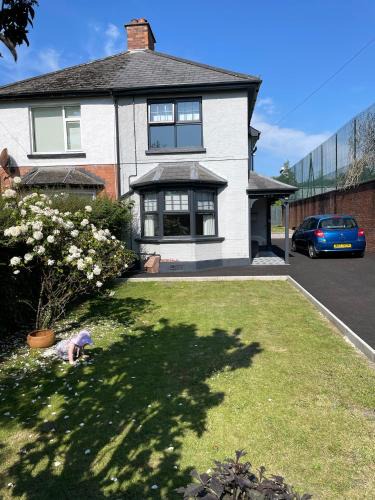 Whiteabbey House | Cheerful 2 bed house on Causeway Coastal Route with parking