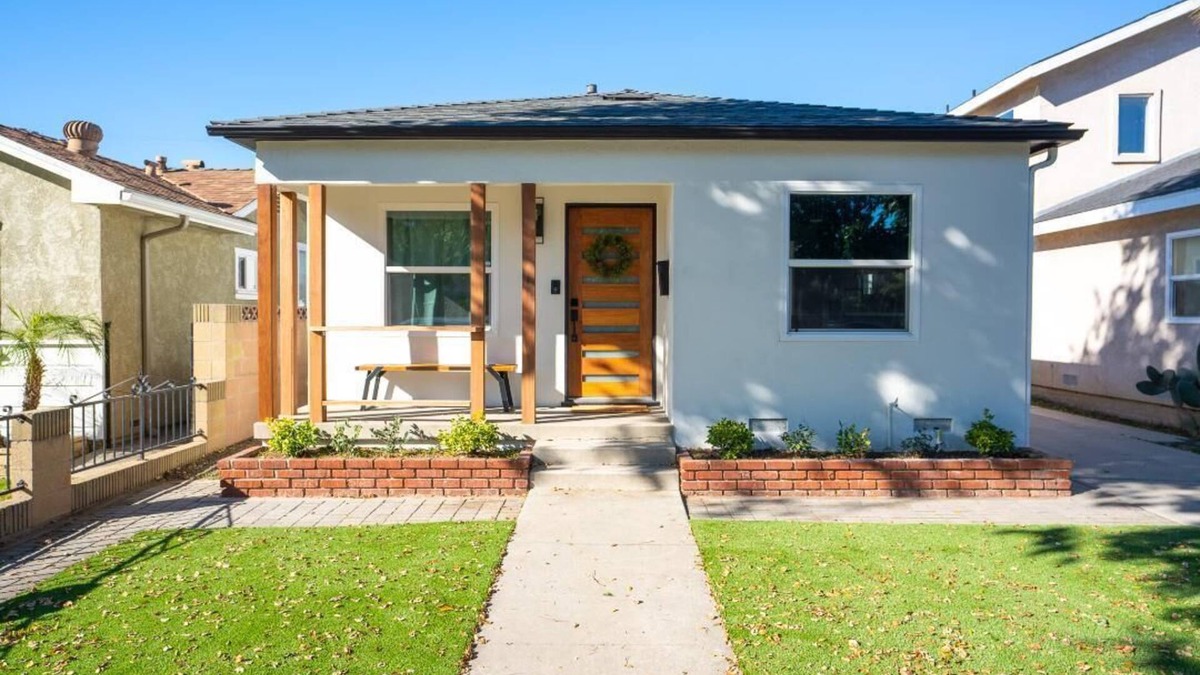 Sutter House | Cheerful 2-Bedroom Home Near LAX and Beach