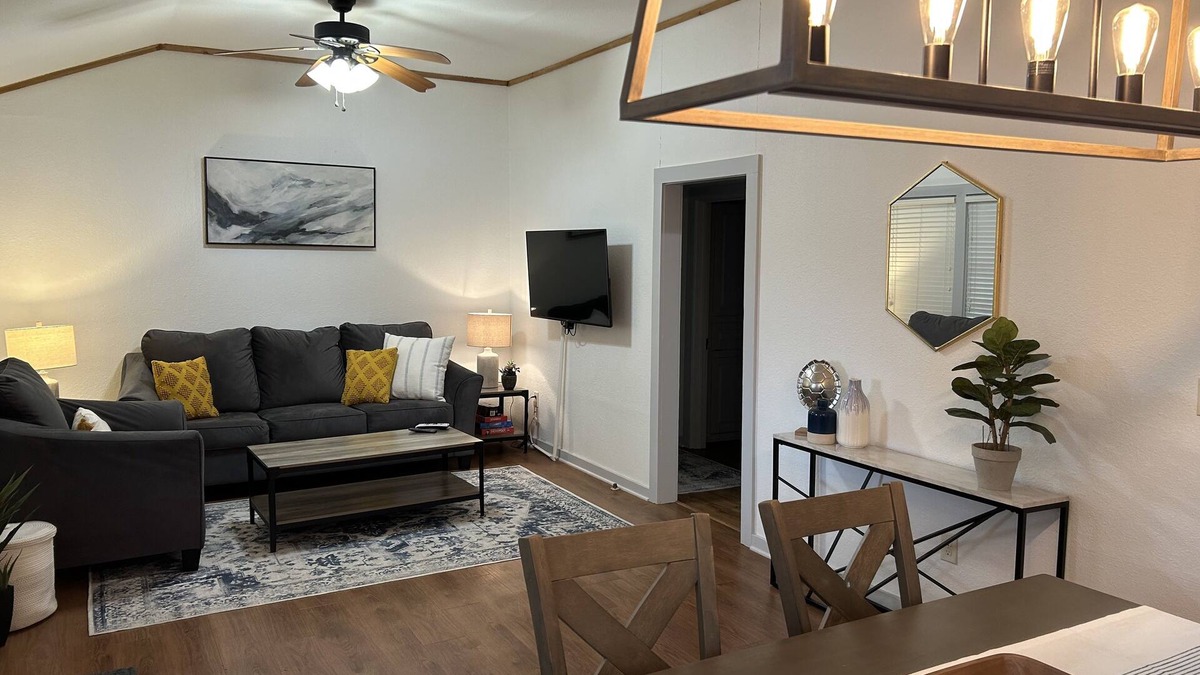 Shiner House | Cheerful 2 Bedroom in Shiner - Close to Downtown