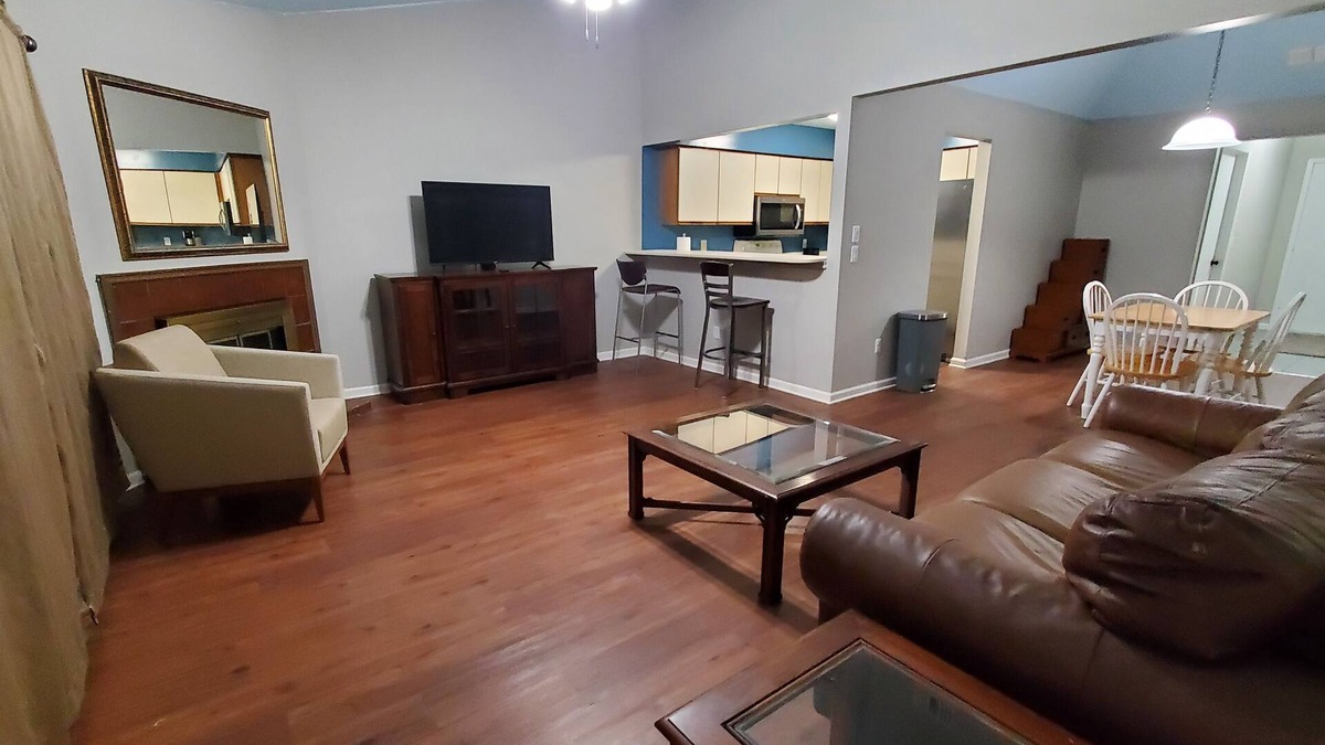 Arlington House | Cheerful 2-Bedroom Townhome with Private Back Yard