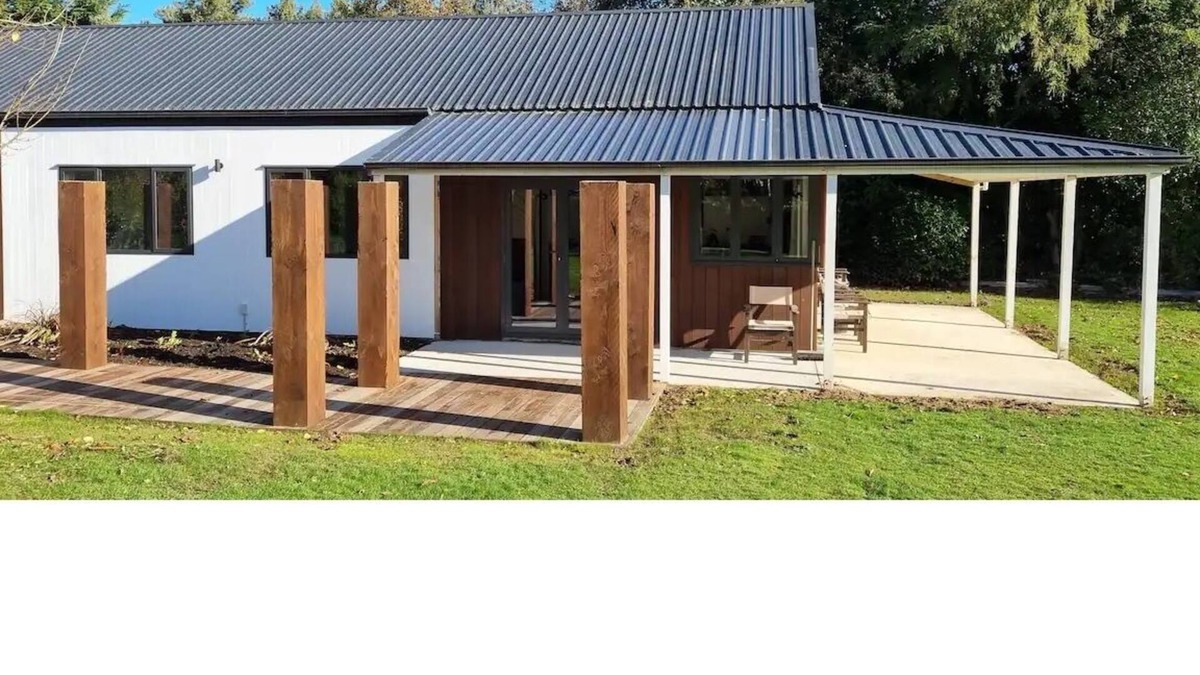 Otatara Villa | Cheerful 2-bedroom villa garden setting near beach