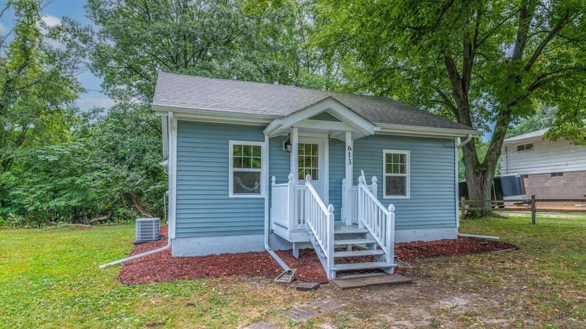 Silvis House | Cheerful 2BR Cottage on a Private Road