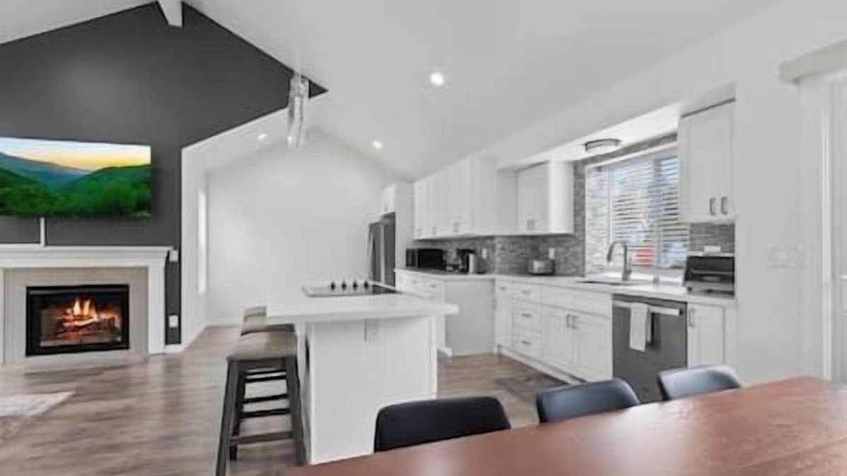 Kent House | Cheerful 3 bedroom home with ample parking spaces.