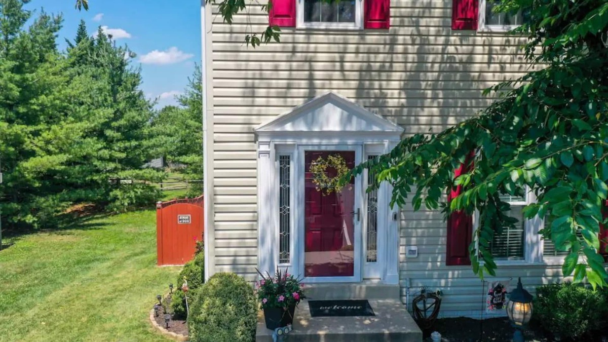 Leesburg House | Cheerful 3-Bedroom Townhouse with Indoor Fireplace