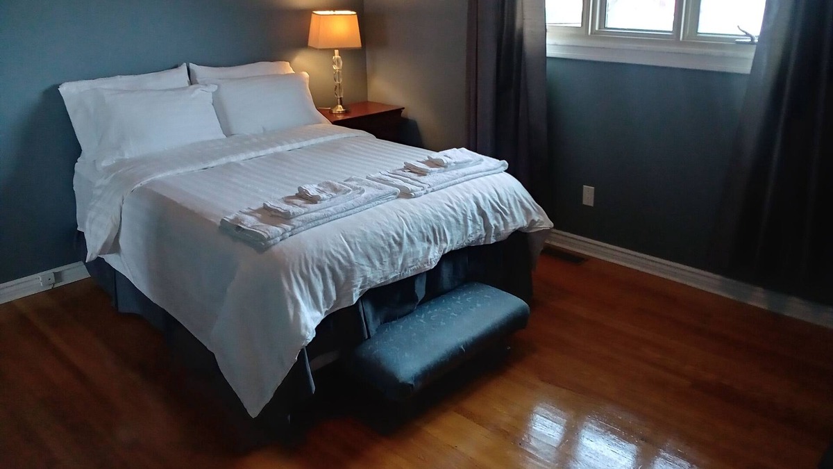 Downtown Gatineau House | Cheerful 3 bedrooms Bungalow with kitchen & inground swim pool