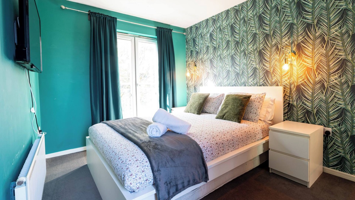 Salford House | Cheerful 4-bedroom house with multiple car parking