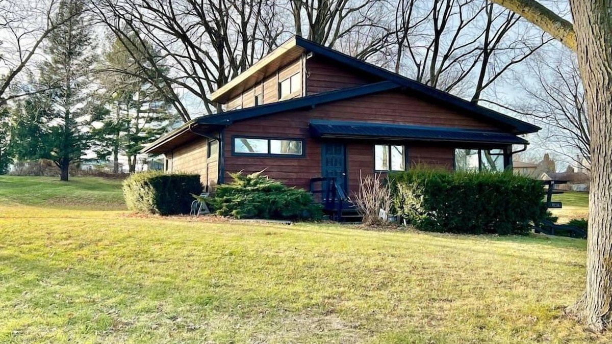 Quad Cities House | Cheerful 4 Bedroom home with a huge back yard
