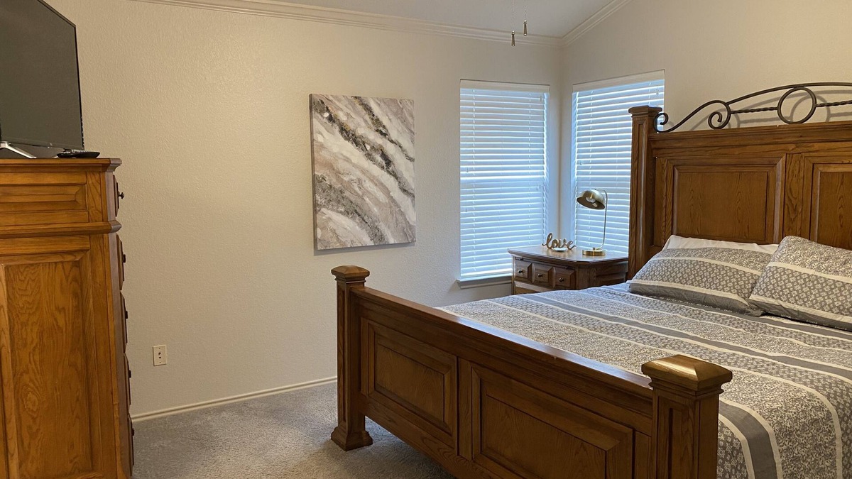 Kyle House | Cheerful 4 Bedroom Private Home