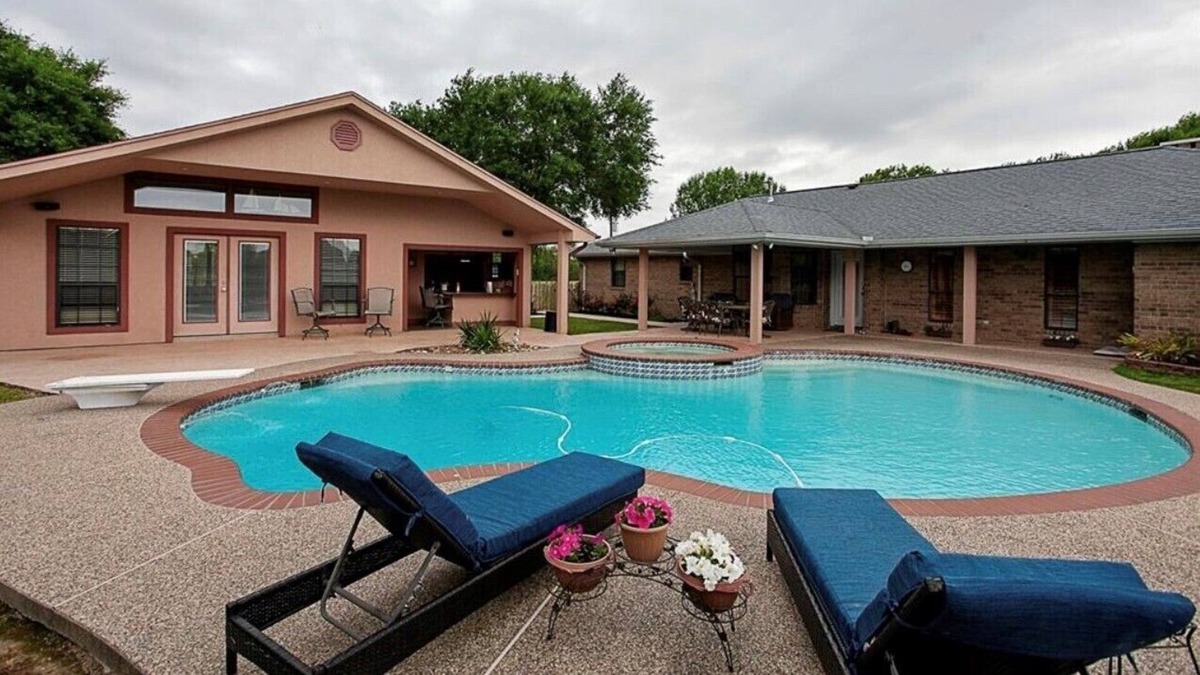 Stowell Villa | Cheerful 4 bedroom villa with pool