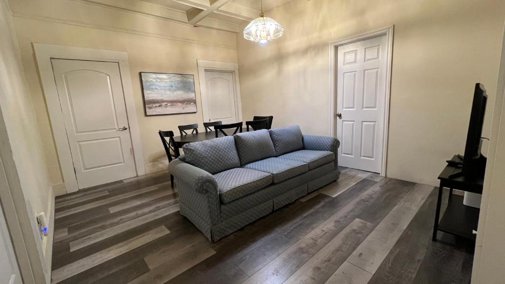 South Berkeley Apartment | Cheerful 4b/2b Residential home in Berkeley