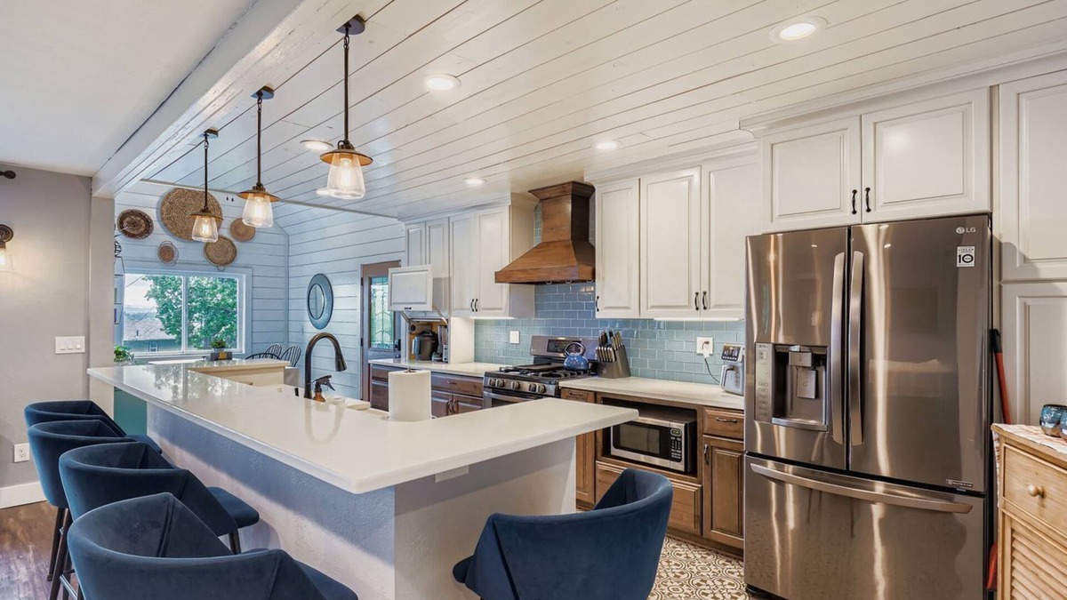 West Salem House | Cheerful 4bed, 2bath deck w/city views PetFriendly!