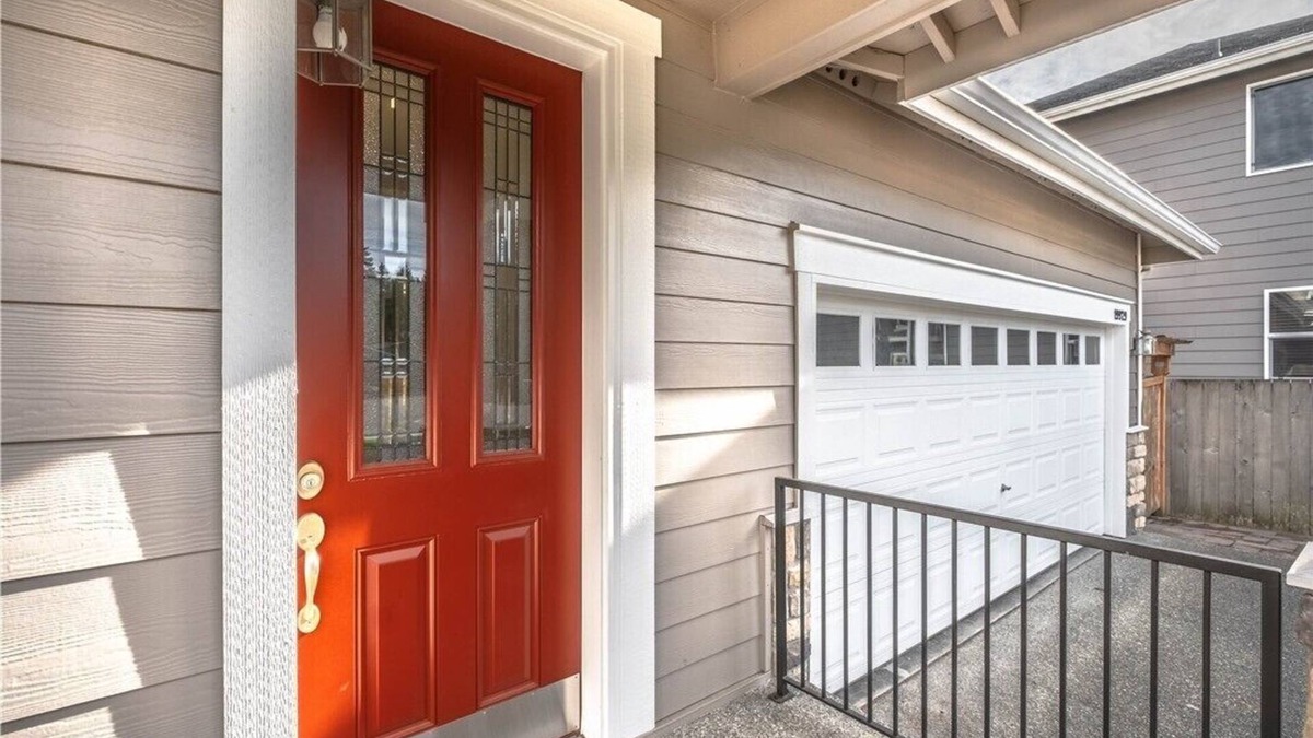 Alderwood Manor House | Cheerful 5 bedroom home on a cul-de-sac with free parking and side yard