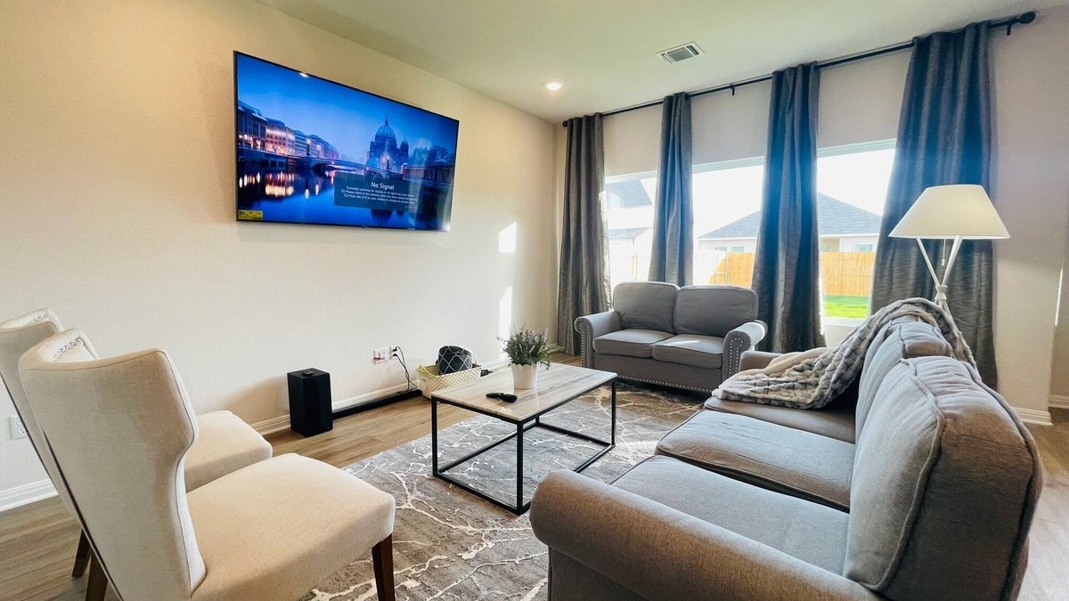 Manor House | Cheerful 5 bedroom Home - 6 miles from Samsung