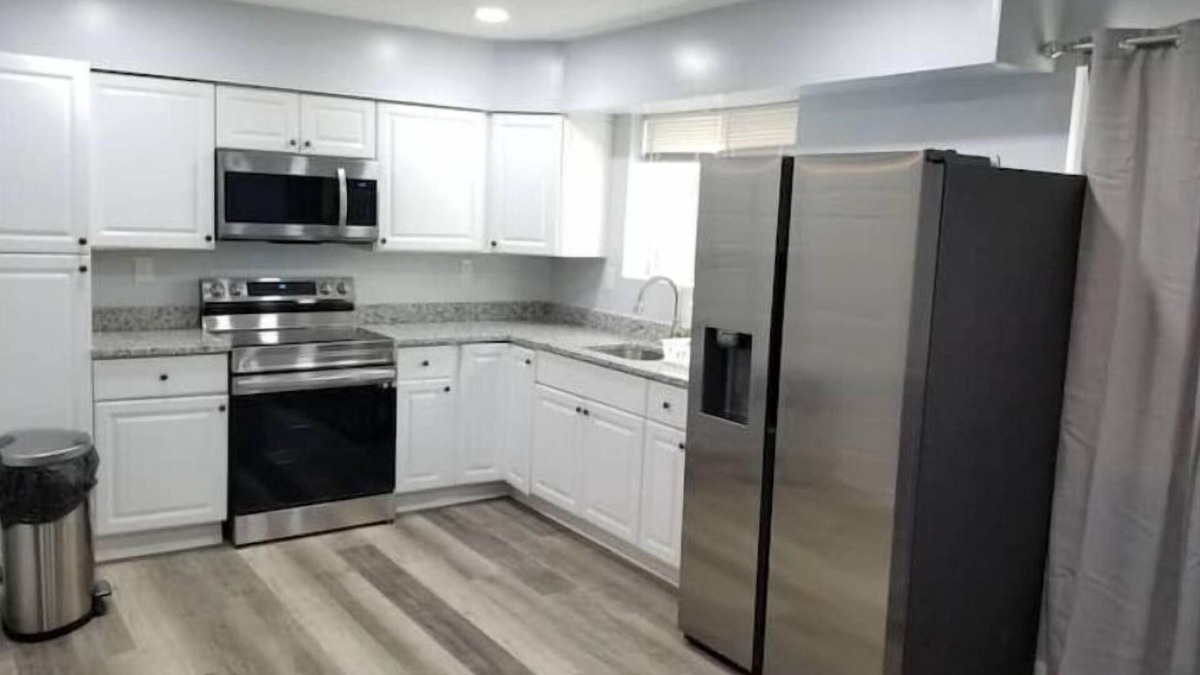 Waldorf House | Cheerful 6 bedroom House with free parking wldf