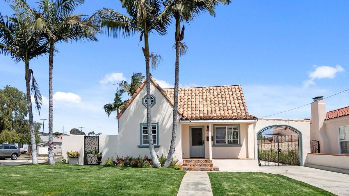 Northwest San Pedro Villa | Cheerful 6-Bedroom Villa by the sea with hot tub